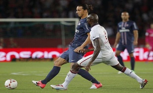 Zlatan Ibrahimovic en duel avec le Bordelais Ciani, le 26 août 2012 à Paris