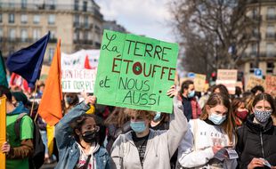 Des jeunes manifestent pour le climat à Paris le 19 mars 2021.