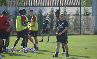 Bruno Genesio, ici au milieu de ses joueurs au centre d'entraînement de l'OL, durant la séance de mardi.