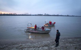 Les recherches suspendues samedi à 19H30 pour retrouver les trois disparus de l'accident d'hélicoptère en Gironde, dont un milliardaire chinois, ont repris dimanche matin dans les eaux de la Dordogne où des renforts techniques et humains sont attendus, a constaté une photographe de l'AFP.