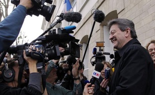 Jean-Luc Mélenchon (Front de gauche) a "souhaité le meilleur" à François Hollande et à "notre pays" après la victoire du candidat PS dimanche à la présidentielle, estimant que "son avantage lui donne les moyens d'agir".