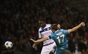 Le Russe Oleg Shatov à la lutte avec Mapou Yanga-Mbiwa, durant le match OL-Zenith Saint-Petersbourg, de Ligue des champions, le 4 novembre 2015.