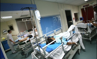La crise liée à l'épidémie de chikungunya s'est accentuée mardi avec la révélation du décès, probablement lié au virus, d'une fillette de dix ans, tandis qu'à Paris la polémique s'emparait de l'Assemblée nationale.