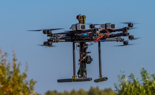 Le prototype de drone armé de bazookas.