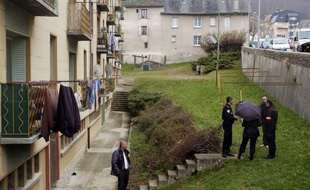 Deux adolescents étaient en garde à vue à Mende (Lozère) après la mort d'un enfant de neuf ans, tué par arme à feu mercredi après-midi au pied de leur immeuble du centre-ville, le procureur de la République privilégiant la piste accidentelle.