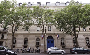 Une centaine de syndicalistes, selon la CGT, une cinquantaine selon la direction, a envahi quelques heures le siège de l'AP-HP (Assistance publique-Hôpitaux de Paris) pour protester contre des "suppressions d'emploi" et dénoncer le "manque de dialogue social".
