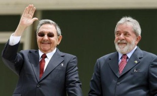 Le président cubain Raul Castro a proposé jeudi d'échanger des dissidents à Cuba contre cinq Cubains détenus aux Etats-Unis pour espionnage, mais cette proposition a été aussitôt rejetée par Washington comme par les militants des droits de l'homme sur l'île.