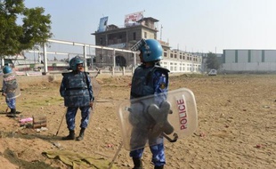 Des membres de la Force d'action rapide devant le ashram du gourou autoproclamé Rampal Maharaj, le 20 novembre 20104 à Hisar, à 175 km au nord de New Delhi