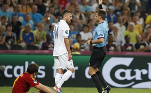 Jérémy Ménez averti par l'arbitre italien M.Rizzoli lors du quart de finale de l'Euro France-Espagne, le 23 juin 2012 en Ukraine.