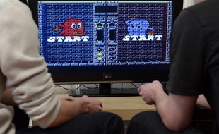 Des étudiants jouent au jeu vidéo Pac-Man à Strasbourg, le 12 février 2015