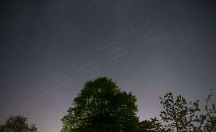 Des satellites du réseau Starlink visibles dans le ciel en Angleterre, le 22 avril 2020.
