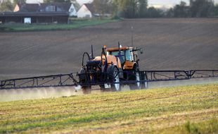 Illustration d'un tracteur d'épandage de pesticides, ici dans un champ de la Sarthe.