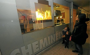 La première vitrine équipée, à Rezé, diffuse des flammes à même le verre.