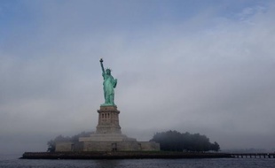 La Statue de la Liberté, un cadeau offert en gage d'amitié par la France aux Américains et devenu un des symboles les plus connus des Etats-Unis, fête cette semaine ses 125 ans à New York, avant de fermer pendant un an pour se refaire une beauté.