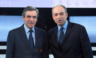 Les tractations se sont poursuivies jeudi, en coulisses, entre proches des deux rivaux de l'UMP, Jean-François Copé et François Fillon, avant la consultation des parlementaires sur un nouveau vote pour la présidence du parti d'ici juin 2013, programmée mardi mais que certains, dans chaque camp, aimeraient éviter.