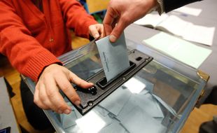 Illustration d'un bulletin de vote déposé dans une urne.