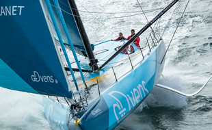 Thomas Ruyant et Antoine Koch à la barre de leur monocoque.