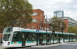 Il défend sa compagne dans un tram parisien et reçoit cinq coups de couteau