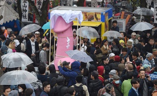 Durant le Shinto Kanamara Matsuri, les festivaliers brandissent des statues en forme de pénis pour rendre hommage à la fertilité.