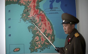 Un militaire nord-coréen montre sur une carte la zone démilitarisée entre les deux Corée.