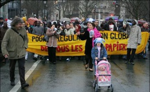 Plusieurs centaines de personnes ont manifesté samedi en fin de journée à Paris derrière une banderole réclamant "la régularisation globale des sans-papiers".