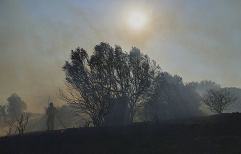 Les vents extrêmes et les incendies provoquent trois morts et paralysent les ferries