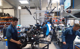 La chaîne de "production" de scooters de l'usine test du BCG