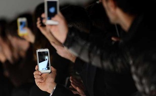 Le public de la fashion Week sort son smartphone.