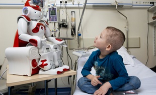 Grâce au robot avatar NAO, les enfants hospitalisés pendant longtemp peuvent rester en contact avec l'école et la maison.