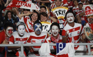 Des supporteurs japonais lors du match de leur sélection contre l'Ecosse en Coupe du monde, le 13 octobre 2019 à Yokohama.