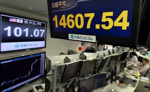 Les Bourses mondiales profitent d'un vent d'optimisme qui a amené plusieurs d'entre elles à franchir des records historiques, une situation qui tranche avec la morosité économique ambiante et fait craindre à certains analystes un emballement artificiel.