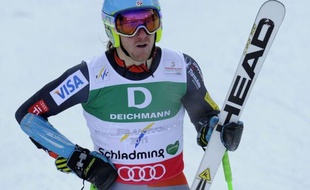 L'Américain Ted Ligety, tenant du titre, a survolé la 1re manche du slalom géant des Mondiaux de ski alpin, reléguant le Norvégien Aksel Lund Svindal à 1 sec 30 et l'Autrichien Marcel Hirscher à 1 sec 31, vendredi matin à Schladming (Autriche).