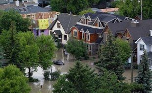 Les inondations qui ont fait trois morts dans la région de Calgary (ouest) ont provoqué des milliards de dollars de dégâts et des années seront sans doute nécessaires pour que l'Alberta s'en remette, a déclaré lundi la Première ministre de la province Alison Redford.