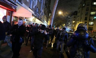 Des manifestants hostiles à Dieudonné ont fait face jeudi soir à des soutiens du polémiste dans le quartier de son fief parisien, le Théâtre de la Main d'Or dans le XIe arrondissement, en présence d'un très important dispositif policier.