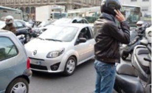 Ils vont en voiture au travail.