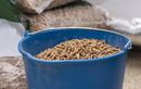 C’est la fin des sacs de pellets encombrants et lourds : ce coffre de rangement tendance et pratique simplifie tellement la vie !