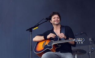 Bertrand Cantat lors de son concert au festival des Vieilles Charrues à Carhaix le 19 juillet 2014