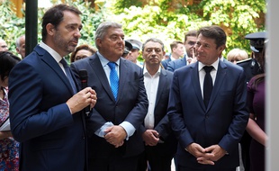 Le ministre de l'Intérieur en compagnie du maire de Nice Christian Estrosi (à d.), le vendredi 21 juin à Nice