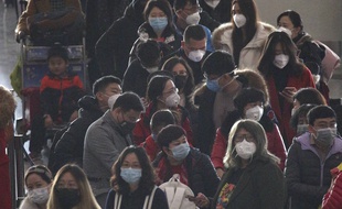 Des passagers à l'aéroport de Pékin, le 23 janvier 2020.