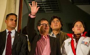 La destitution controversée du maire de Bogota, Gustavo Petro, ex guérillero devenu symbole de la gauche en Colombie, a été suspendue jeudi par un tribunal administratif.