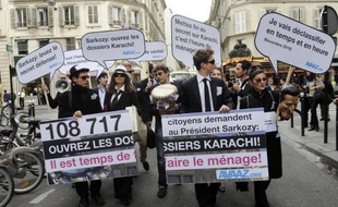 Les enquêteurs chargés de l'enquête sur le volet financier de l'attentat de Karachi sont à la recherche d'enregistrements clandestins qui auraient visé des personnalités ayant participé à la campagne présidentielle d'Édouard Balladur en 1995, a-t-on appris jeudi de source proche de l'enquête confirmant une information du Point.