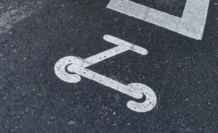 L'homme à trottinette électrique a chuté et reçu un choc violent à la tête.