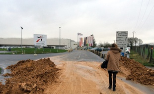 Plusieurs tracteurs ont bloqué l'accès à la base Intermarché d'Argentré-du-Plessis le 9 février 2016.