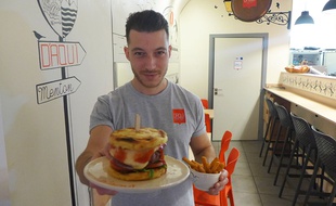 Au restaurant d'Aqui, le Mentonnais Franck Ballestra remplace le pain par des panisses.