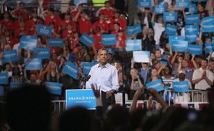 A six mois de la présidentielle américaine, Barack Obama tient samedi ses premiers meetings de campagne officiels, l'occasion de s'en prendre nommément à son adversaire républicain Mitt Romney alors que les nouvelles économiques sont moins bonnes qu'espérées.