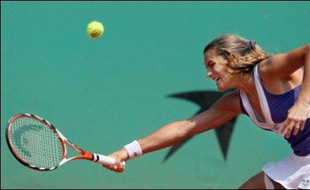 Samedi difficile pour les Français pour le 3e tour du tournoi de tennis de Roland-Garros: Amélie Mauresmo a été éliminée au 3e tour par la Tchèque Lucie Safarova et Paul-Henri Mathieu a été balayé par le Russe Igor Andreev.