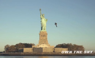 Un homme vole près de la statue de la Liberté aux commandes d'un jetpack.