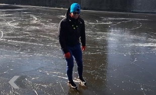 Ils font du patin sur les canaux d'Amsterdam gelés - Le Rewind (vidéo)