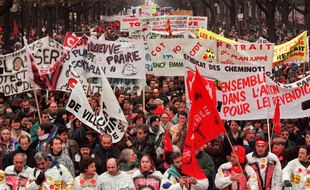 Le 16 décembre 1995 à Paris, à l'appel de plusieurs organisations syndicales, une manifestation à Paris pour le retrait du plan Juppé de réforme du système de prévoyance sociale.