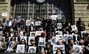 Des centaines de personnes ont symboliquement honoré à Istanbul le 24 avril 2015 la mémoire des victimes des massacres d'Arméniens de 1915